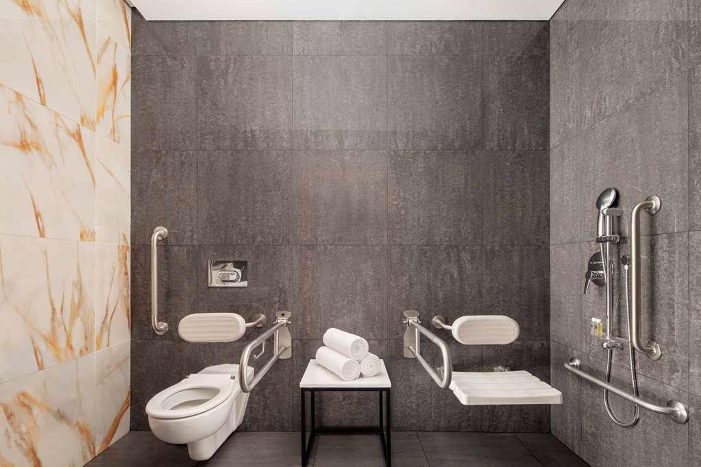 The First Collection Dubai Business Bay Hotel Exterior foto Bathroom with toilet seat and shower seat